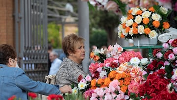 Varias personas compran flores de cara al día de Todos Los Santos. A 31 de octubre de 2022 en Sevilla, (Andalucía, España).