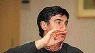 NEGOCIACIONES. Gil Marín negocia con Gárate su incorporación al club para dar una nueva imagen.