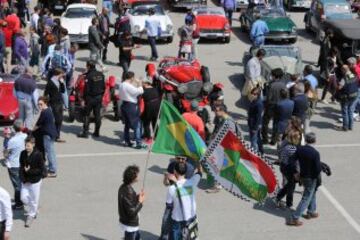 Aficionados sostienen banderas de Brasil en honor al piloto brasileño Ayrton Senna en el circuito italiano "Enzo e Dino Ferrari" de Imola, Italia, hoy, jueves 1 de mayo de 2014. Imola, el circuito donde Senna perdió la vida hace veinte años, fue hoy el escenario de un homenaje al laureado corredor carioca que contó con la presencia de cientos de aficionados y de deportistas como el español Fernando Alonso o el motociclista italiano Valentino Rossi. 