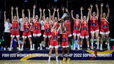 La Selección Sub-20 femenina celebra la conquista del Eurobasket.