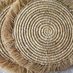 ¿Tienes el clásico mantel de mimbre? Bajo ningún concepto hagas lo mismo que ella