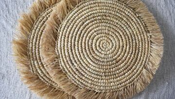 ¿Tienes el clásico mantel de mimbre? Bajo ningún concepto hagas lo mismo que ella