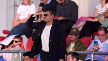 Manolo Cano, durante el Atlético-Levante de Liga F.