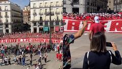 Miles de fans de Union Berlin se reúnen en la Plaza del Sol en Madrid