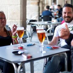 Los epidemiólogos piden que se prohíba fumar en terrazas y playas para prevenir contagios