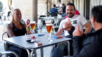 GRAF4078. OURENSE, 11/05/2020.- Varias personas en un bar en la Plaza Mayor de Ourense este lunes, primera jornada de la fase 1 de la desescalada en la que ha entrado Galicia. Gran parte del territorio español entra este lunes en la fase 1 de la desescalada, una etapa que aliviará las medidas restrictivas adoptadas por el Gobierno para luchar contra el coronavirus y de la que se beneficiará más del 51 % de la población. Los ciudadanos que se acojan a esta flexibilización podrán reunirse en grupos de un máximo de 10 personas, participar en velatorios con un máximo de 15 asistentes y asistir a centros de culto, entre otras medidas. La fase 1 permite también la apertura de locales comerciales con una superficie igual o inferior a 400 metros cuadrados, con un 30% del aforo total, e instalar terrazas al aire libre con el 50 % de las mesas, con una ocupación máxima de 10 personas por mesa. EFE/Brais Lorenzo
