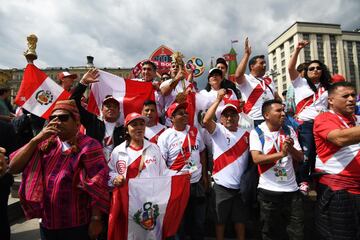 Moscow (Russian Federation), 13/06/2018.- Peru soccer fans gather near the Red Square in Moscow, Russia, 13 June 2018. Russia will face Saudi Arabia in the opening match of the FIFA World Cup 2018, the group A preliminary round soccer match on 14 June 2018. (Mundial de Fútbol, Arabia Saudita, Abierto, Moscú, Rusia) EFE/EPA/FACUNDO ARRIZABALAGA