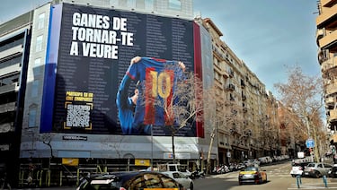 Leo Messi se ha convertido, indirectamente, en el protagonista de la campaña electoral del Barça. Barcelona se despertó ayer con una lona gigante en el centro de la ciudad con una imagen del crack argentino junto a la leyenda “Ganes de tornar-te a veure” (Ganas de volver a verte), en una iniciativa auspiciada desde la precandidatura de Marc Ciria.