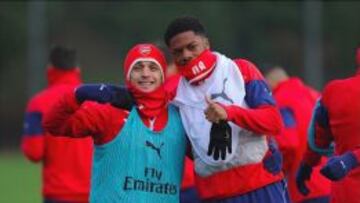 Alexis Sánchez comparte con Chuba Akpom en Arsenal.
