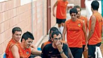 <b>BUEN AMBIENTE EN EL ENTRENAMIENTO VALENCIANISTA. </b> Pese a la incertidumbre que ha reinado durante el verano por la falta de refuerzos (sólo han concretado a Pablo Hernández y Renan Brito) y por el futuro de Silva y Villa (el del Guaje puede resolverse el lunes positivamente), el buen humor no ha desaparecido de Paterna. Emery tiene buena parte de culpa, en contraposición con la etapa de Koeman. En la imagen, Villa bromea con el ATS.