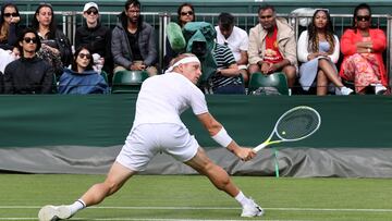 Wimbledon (United Kingdom), 29/06/2022.- Alejandro Davidovich Fokina of Spain in action in the men's second round match against Jiri Vesely of the Czech Republic at the Wimbledon Championships, in Wimbledon, Britain, 29 June 2022. (Tenis, República Checa, España, Reino Unido) EFE/EPA/KIERAN GALVIN EDITORIAL USE ONLY
