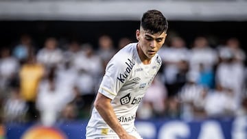 Daniel Ruiz en un partido de Santos FC.