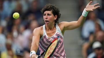 Carla Su&aacute;rez devuelve una bola a Madison Keys during los cuartos de final del US Open.