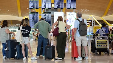Varias personas en el Aeropuerto Adolfo Suárez Madrid-Barajas, a 2 de agosto de 2024, en Madrid (España). La red de aeropuertos de Aena prevé operar un total de 34.581 vuelos entre el 31 de julio y el 4 de agosto, lo que supone un 5,3% más que los mismos días del año pasado. Hoy, 2 de agosto, se prevén 6.988 operaciones. El Aeropuerto Adolfo Suárez Madrid-Barajas se trata del aeropuerto con más movimientos aéreos durante estos días con 5.673 operaciones, siendo hoy el día de mayor tráfico, con 1.163 vuelos.
02 AGOSTO 2024;AEROPUERTO;VUELOS;OPERACIÓN;SALIDA;VERANO;AGOSTO
Marta Fernández Jara / Europa Press
02/08/2024