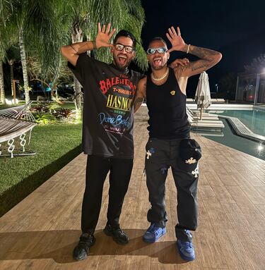Neymar con Tomás Rincón. 