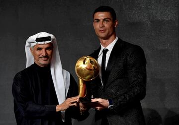 El jugador de la Juventus Cristiano Ronaldo, posa con el trofeo al Mejor Jugador del Año 2018 que le entregó el Secretario General del Consejo de Deportes de Dubai, Saeed Mohammed Hareb.