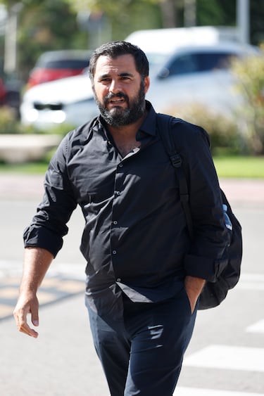 Emiliano Suárez a su llegada al tanatorio de Tres Cantos donde se celebró el funeral por Caritina Goyanes.