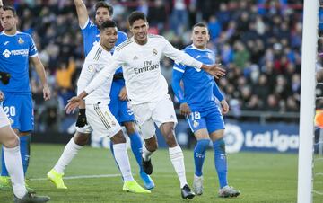 EL jugador del Real Madrid, Varane, celebra el 0-2 al Getafe.