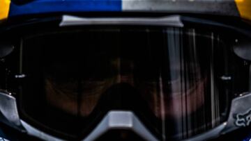 Primer plano de la visera del casco del piloto catalán de MTB Andreu Lacondeguy.