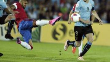 Arturo Vidal frente a Uruguay