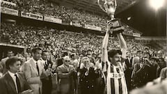 Pepe Moré levanta la Copa de la Liga de 1984 con el Real Valladolid.