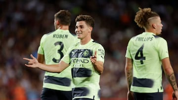 BARCELONA, SPAIN - AUGUST 24: Julian Alvarez of Manchester City celebrates 0-1 with teammates during the Club Friendly   match between FC Barcelona v Manchester City at the Spotify Camp Nou on August 24, 2022 in Barcelona Spain (Photo by David S. Bustamante/Soccrates/Getty Images)