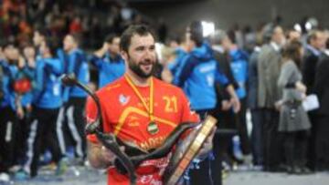 Joan Ca&ntilde;ellas, uno de los jugadores m&aacute;s polivalentes de Espa&ntilde;a, con la estatua de campe&oacute;n del Mundo.