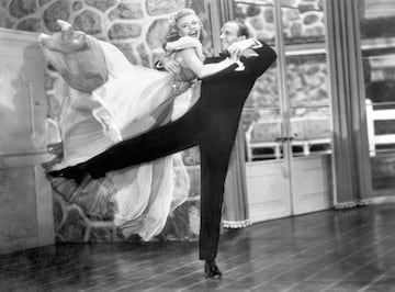 La mítica pareja del cine de los años 30, Fred Astaire y Ginger Rogers, rodaron hasta 10 películas juntos como compañeros de baile. Ambos triunfaron con un nombre artísticos. Astaire acortó su nombre a Fred y simplificó su apellido de origen alemán.  Ginger Rogers cogió el apellido de su padrastro, que legalmente nunca la adaptó, y el nombre de Ginger lo cogió porque un primo pequeño al ser incapaz de pronunciar Virginia, la llamaba Ginger.
Como curiosidad de esta pareja mítica del cine musical, a pesar de la buena sintonía en pantalla, fuera de ella no tuvieron ni la mínima intención de conocerse fuera de pantalla.