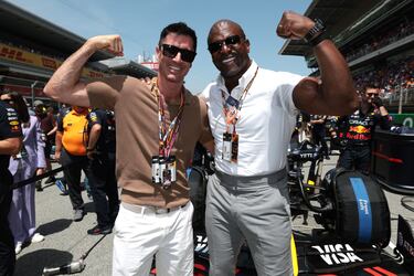 Robert Lewandowski y Terry Crews posan para una foto delante del Red Bull Racing de Max Verstappen.