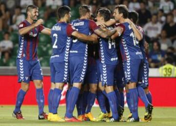 Los jugadores del Eibar celebran el primer tanto del equipo, conseguido por Dani García, durante el encuentro de la cuarta jornada de Liga de Primera División que Elche y Eibar juegan esta noche en el estadio Martínez Valero, en Elche. 