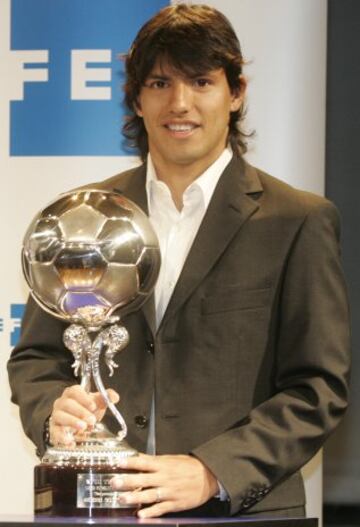 Agüero con el Trofeo EFE 2008, premio al Mejor Jugador Iberoamericano.