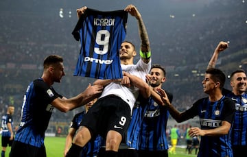 Mauro Emanuel Icardi del FC Internazionale Milano celebrando su tercer gol con sus compañeros de equipo durante el partido de la Serie A entre el FC Internazionale y el AC Milan en el Stadio Giuseppe Meazza