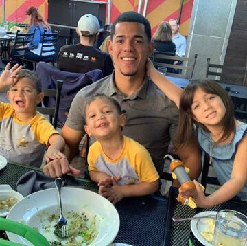El pitcher de los Minnesota Twins publicó una foto con sus hijos celebrando el Día del Padre.