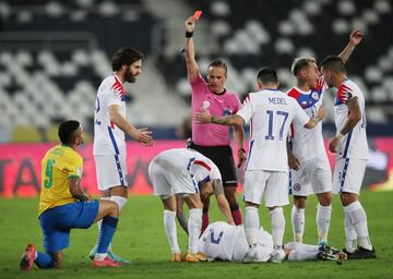 Por fortuna, Eugenio Mena pudo continuar en el terreno de juego tras la revisión médica y completó de esta manera los 90 minutos.