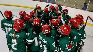 Jugadoras de Hockey sobre hielo femenil festejan el triunfo sobre China Taipei.