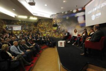 El Foro 2014 AS dedicó su espacio a la mujer, como homenaje al día de la Mujer Trabajadora que se celebra el próximo sábado. Para la ocasión cuatro destacadas representantes del mundo del deporte, la empresa y la política: Ana Muñoz, directora del Consejo Superior de Deportes; María Fanjul, directora ejecutiva de Entradas.com; Amaya Valdemoro, exjugadora de baloncesto y considerada la mejor española de la historia, y Amanda Sampedro, jugadora del Atlético Féminas y de la selección absoluta de fútbol.