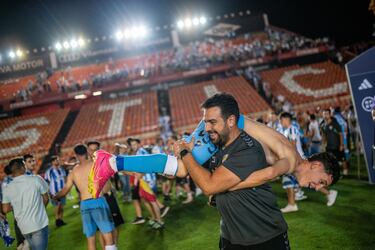 Los jugadores del conjunto blanquiazul celebran el ascenso. El Málaga es nuevo equipo de Segunda División.