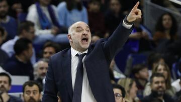 Pablo Laso, entrenador del Real Madrid, da indicaciones durante el partido contra el Movistar Estudiantes.