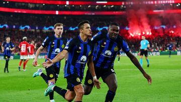 Soccer Football - Champions League - Group D - Benfica v Inter Milan - Estadio da Luz, Lisbon, Portugal - November 29, 2023 Inter Milan's Alexis Sanchez celebrates scoring their third goal with teammates REUTERS/Pedro Nunes TPX IMAGES OF THE DAY