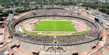Pese a que se inauguró en 1952, su gran arquitectura lo tiene como uno de los más tradicionales de México. Es casa de los Pumas de fútbol soccer y fútbol americano. Así se ve desde el aire.