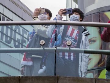 Un gran n¨²mero de aficionados del Atl¨¦tico de Madrid han dado color en el d¨ªa de hoy a las calles de la ciudad inglesa a la espera del partido de cuartos de esta noche.