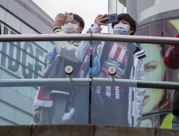 Un gran número de aficionados del Atlético de Madrid han dado color en el día de hoy a las calles de la ciudad inglesa a la espera del partido de cuartos de esta noche.