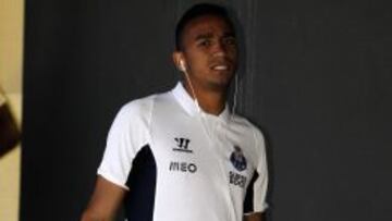 Danilo, con auriculares, saliendo del entrenamiento de ayer del Oporto en Madeira.