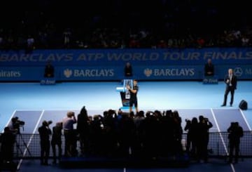 Novak Djokovic levantó su tercer trofeo consecutivo, tras la renuncia de Federer, y seguirá como el mejor del mundo.