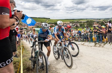 Los corredores con el pie a tierra en el duro tramo de tierra de Baroville.