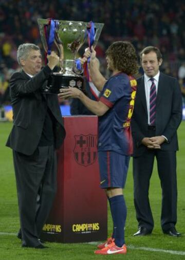 El Barcelona recibe el trofeo de la Liga BBVA 2012-2013.