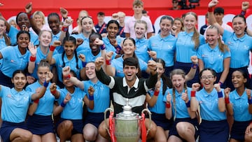 Tennis - Queen's Club Championships - Queen's Club, London, Britain - June 22, 2025 Spain's Carlos Alcaraz celebrates with ball kids and the trophy after winning his final against Czech Republic's Jiri Lehecka Action Images via Reuters/Peter Cziborra