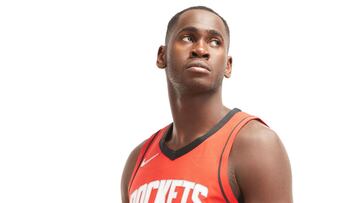 Usman Garuba posa en la sesión fotos oficial de Houston Rockets.
