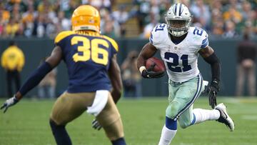 GREEN BAY, WI - OCTOBER 16: Ezekiel Elliott #21 of the Dallas Cowboys looks to avoid the tackle from LaDarius Gunter #36 of the Green Bay Packers during the second quarter at Lambeau Field on October 16, 2016 in Green Bay, Wisconsin.   Dylan Buell/Getty Images/AFP
 == FOR NEWSPAPERS, INTERNET, TELCOS &amp; TELEVISION USE ONLY ==