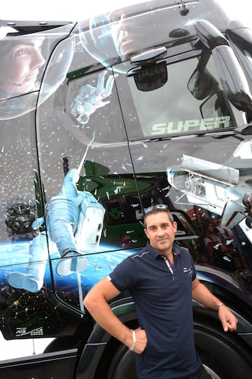 El conductor de camión francés Franck Dupuy posa frente a su Scania V8 650 Hp, pintado como tributo a la película de Alfonso Cuarón "Gravity" filmada en 2013